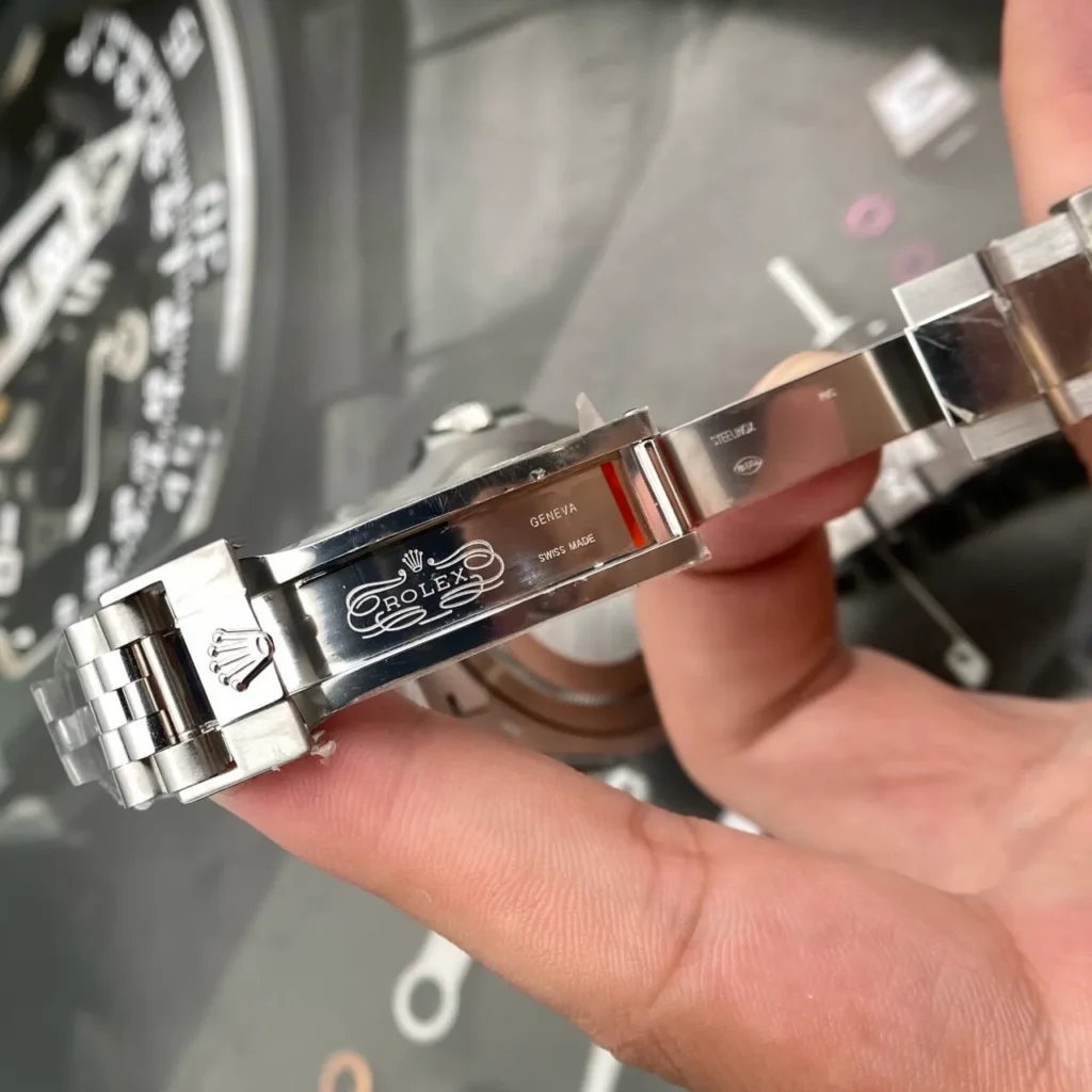 Replica Rolex GMT-Master II 126710BLRO “Pepsi” Jubilee Additional Detail